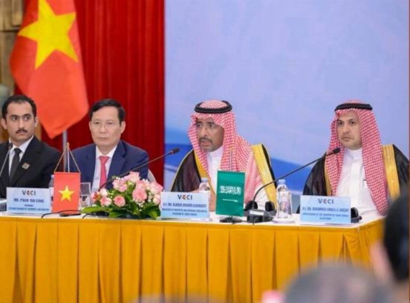 لقاء معالي وزير الصناعة مع أعضاء مجلس الأعمال السعودي الفيتنامي من الجانبين